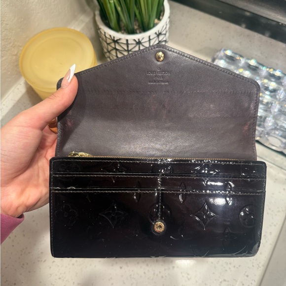 Louis Vuitton - Picture 3 of 5